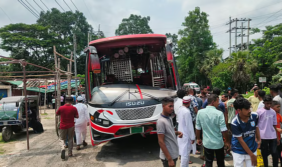 বাস–মোটরসাইকেল সংঘর্ষে নিহত ৫, আহত অন্তত ২০