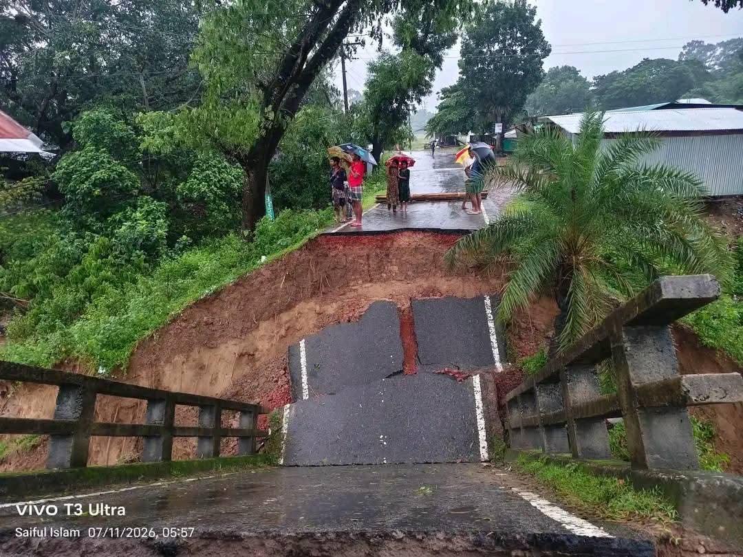 ব্রেকিং নিউজ:  টানা বৃষ্টিতে ধস: ব্রিজ ভেঙে বান্দরবান-রাঙ্গামাটি সড়ক যোগাযোগ সম্পূর্ণ বিচ্ছিন্ন
