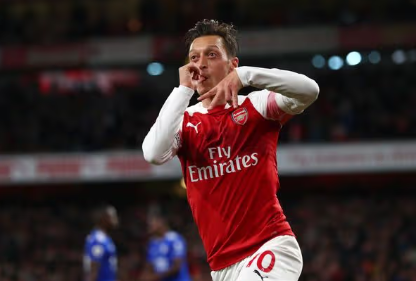 রোহিঙ্গাদের সঙ্গে ফুটবল খেললেন জার্মান তারকা ওজি