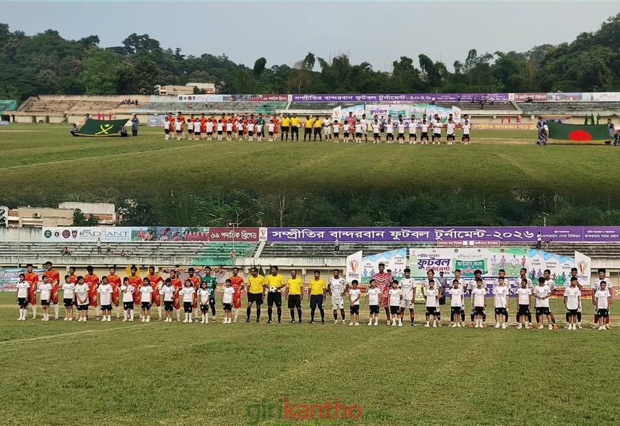 বান্দরবানে ‘সম্প্রীতি টুর্নামেন্ট’ জয়ী নারী ফুটবলারদের সংবর্ধনা দিচ্ছে ৩৮ বিজিবি
