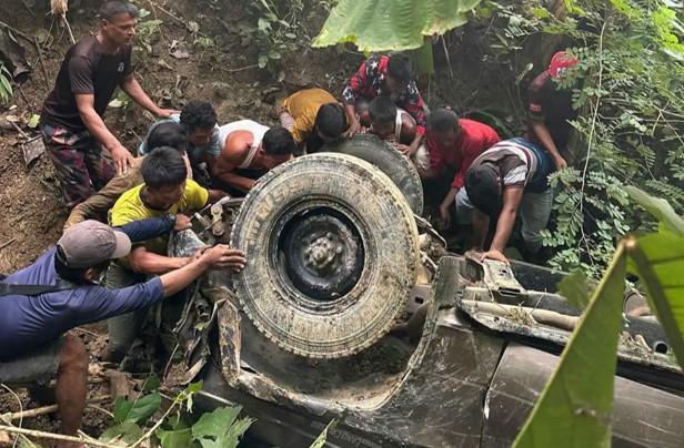 বান্দরবানের থানচিতে পর্যটকবাহী ল্যান্ডক্রুজার খাদে পড়ে নিহত ২, আহত ৫