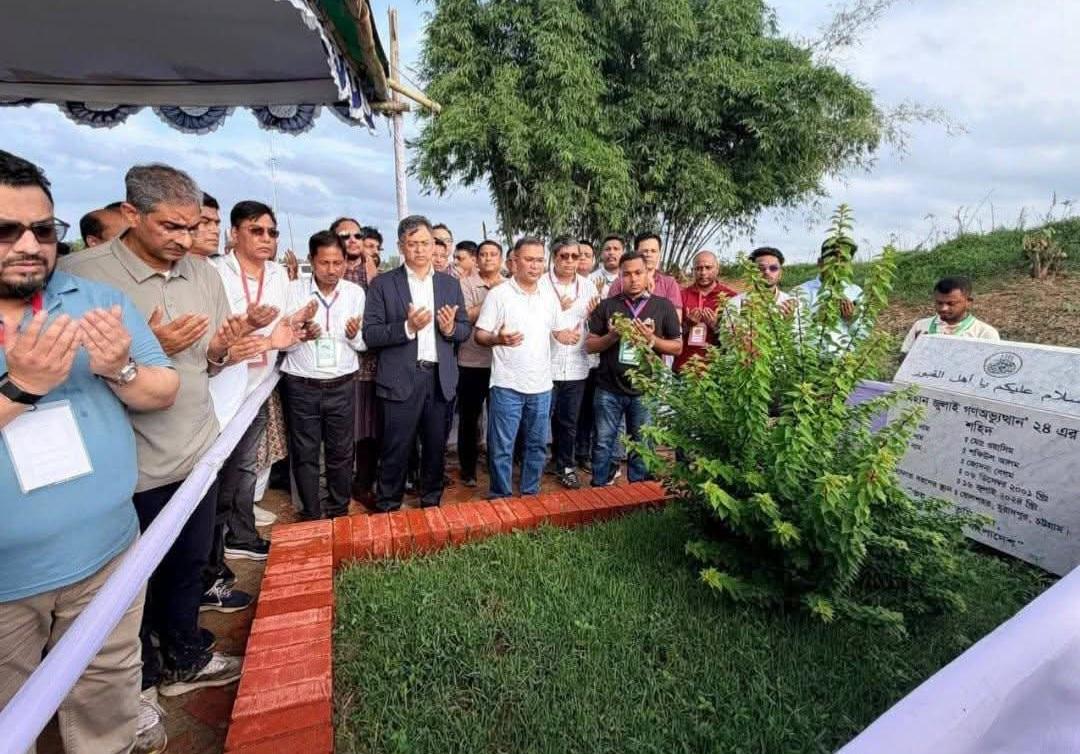 জুলাই যোদ্ধা শহীদ ওয়াসিম আকরামের কবর জিয়ারত করলেন প্রধানমন্ত্রী তারেক রহমান
