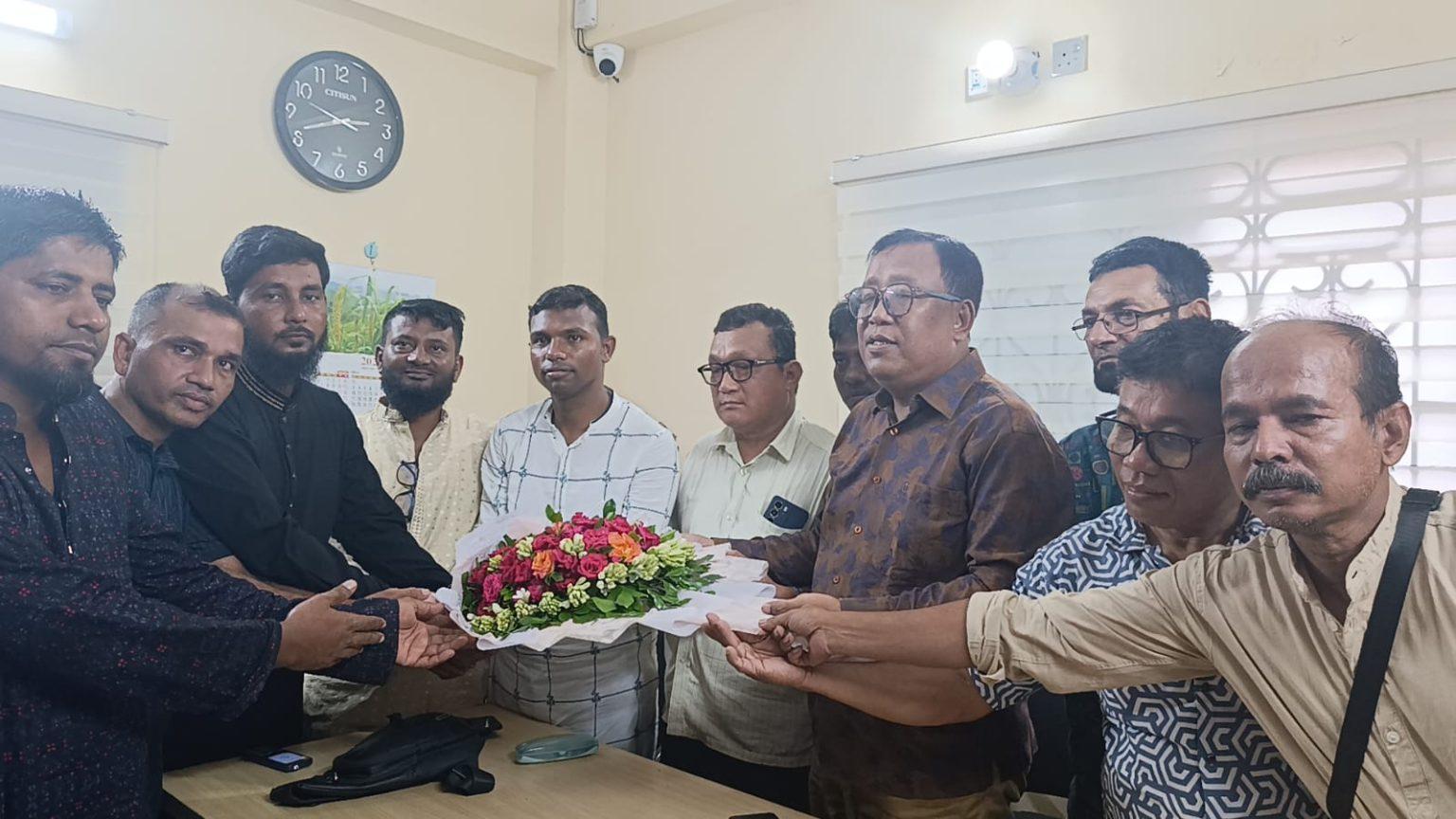 বান্দরবান মাইক্রোবাস শ্রমিক ইউনিয়নের নবনির্বাচিত কমিটির সঙ্গে কেএস মং-এর সৌজন্য সাক্ষাৎ