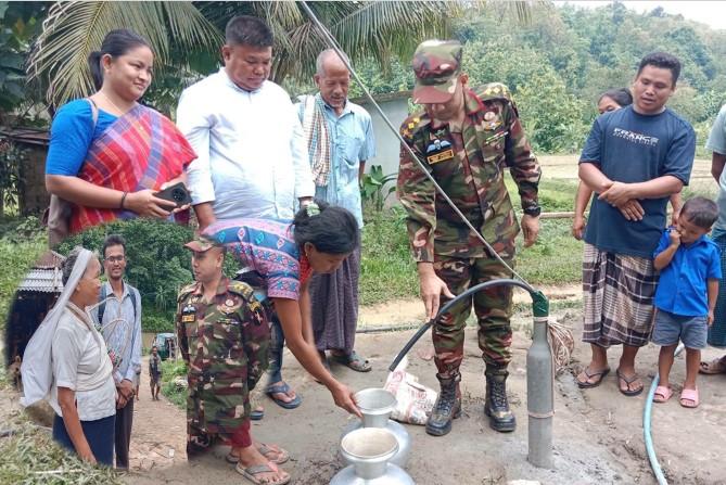 দীঘিনালায় দুর্গম পাহাড়ে সুপেয় পানির ব্যবস্থা করল বাংলাদেশ সেনাবাহিনী