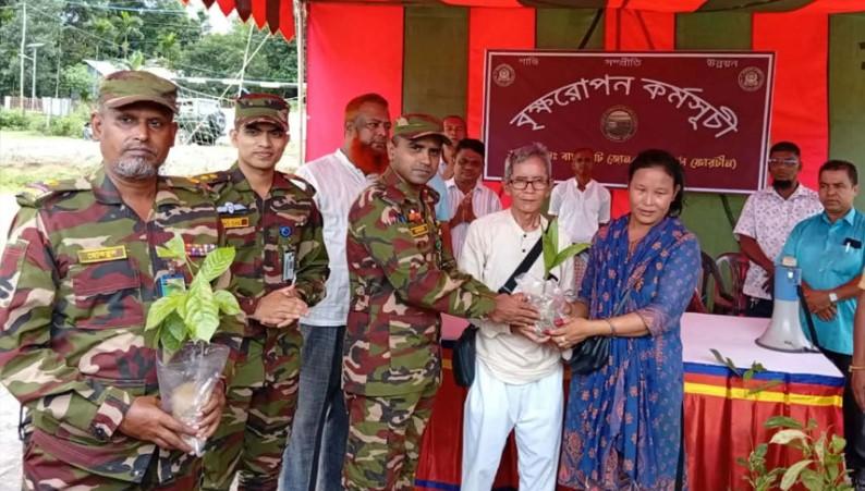 বাঘাইহাটে সেনাবাহিনীর উদ্যোগে গাছের চারা বিতরণ